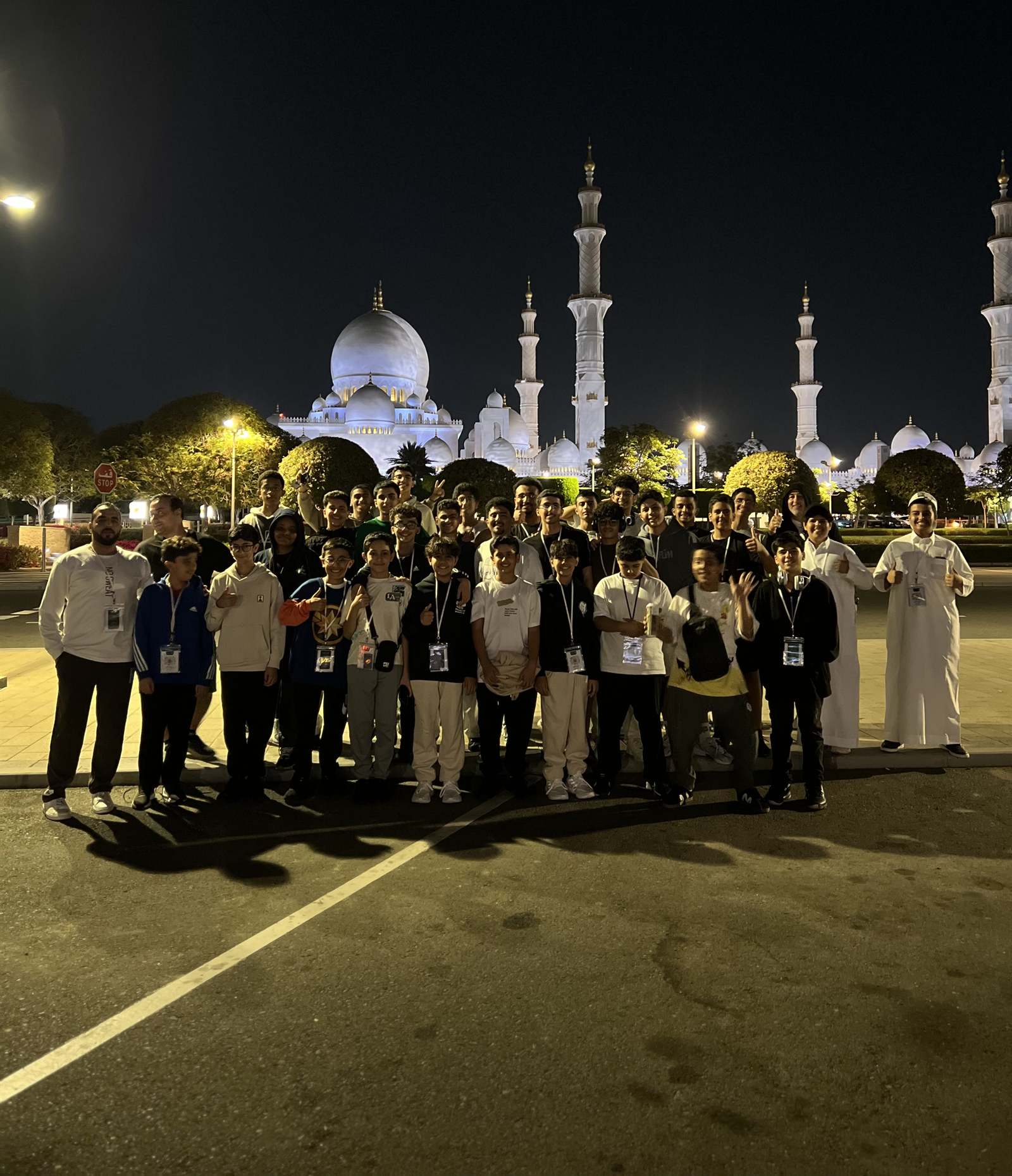 جامع الشيخ زايد الكبير مضاءً ليلًا