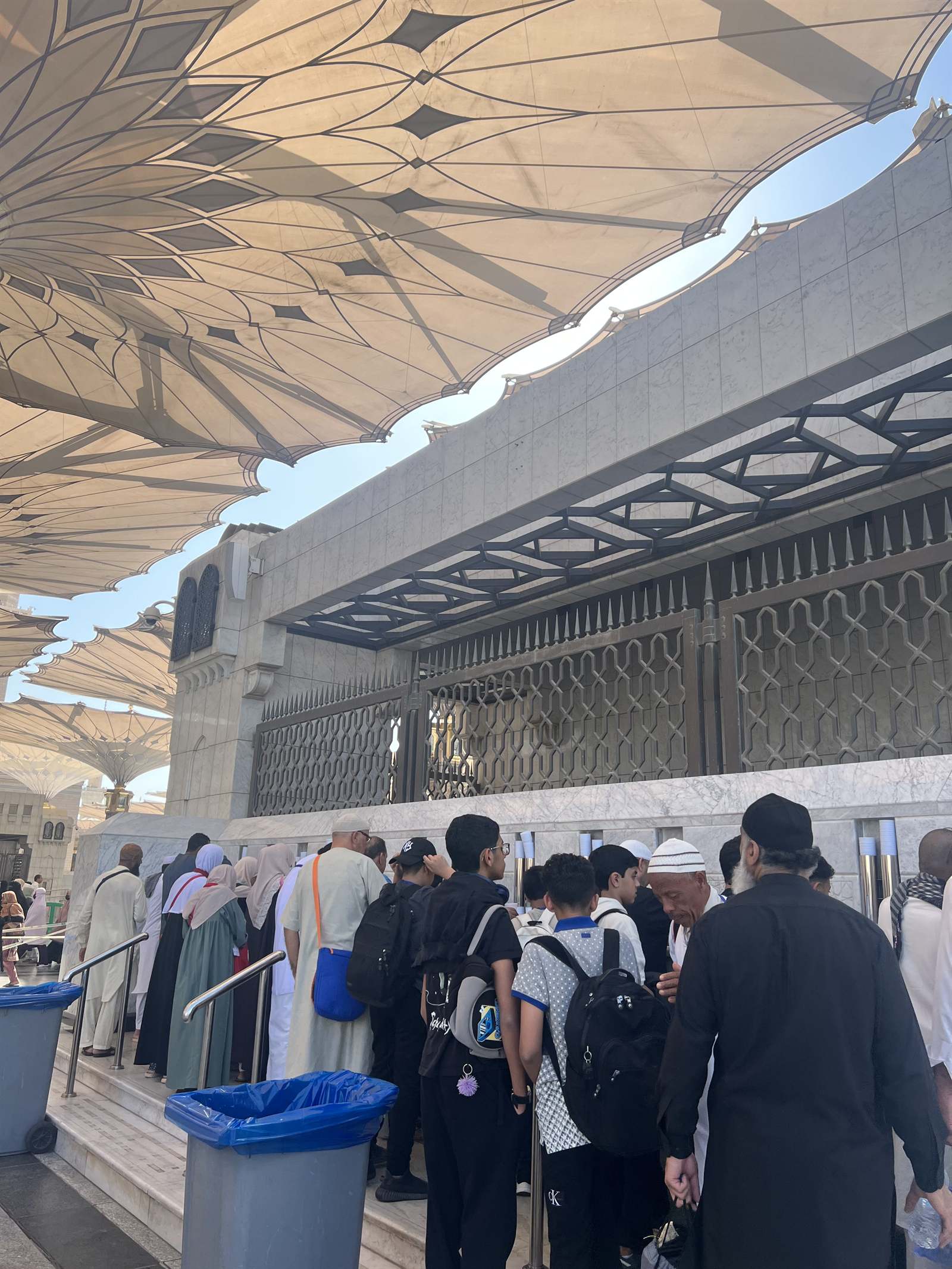 المظلات الكبرى في ساحات المسجد النبوي