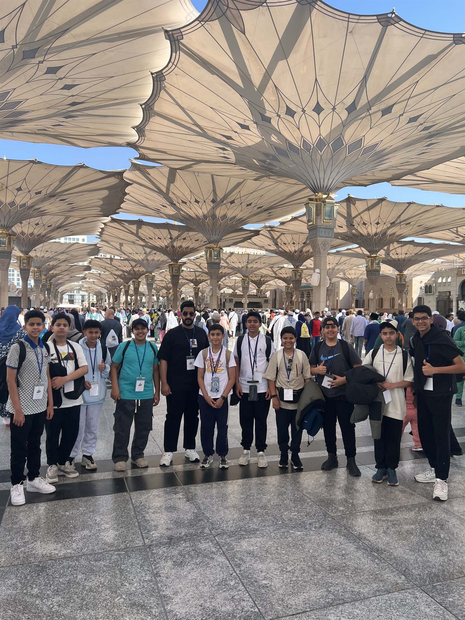مجموعة طلابية تحت مظلات ساحة المسجد النبوي